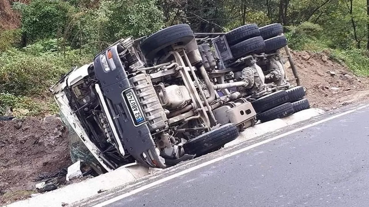 Seyir Halinde Ki Beton Mikseri Devrildi Nye Net Haber