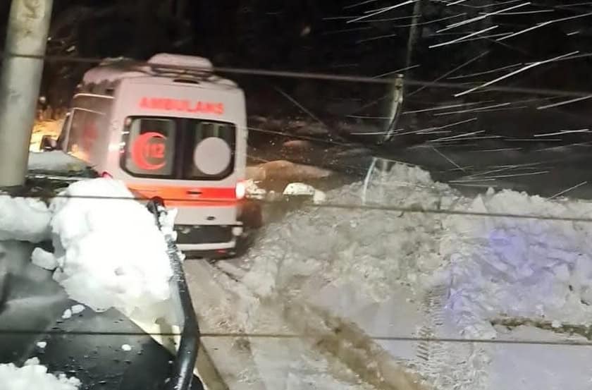 Yollar Kapandı, Ambulans Mahsur Kaldı!