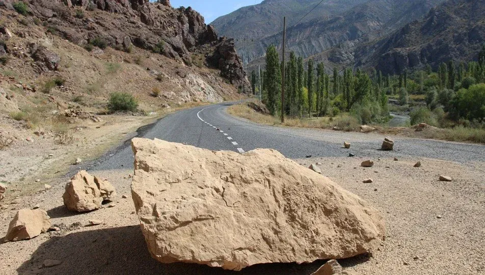 Dağdan Kopan Dev Kaya Parçaları İki İlçe Yolunu Ulaşıma Kapattı