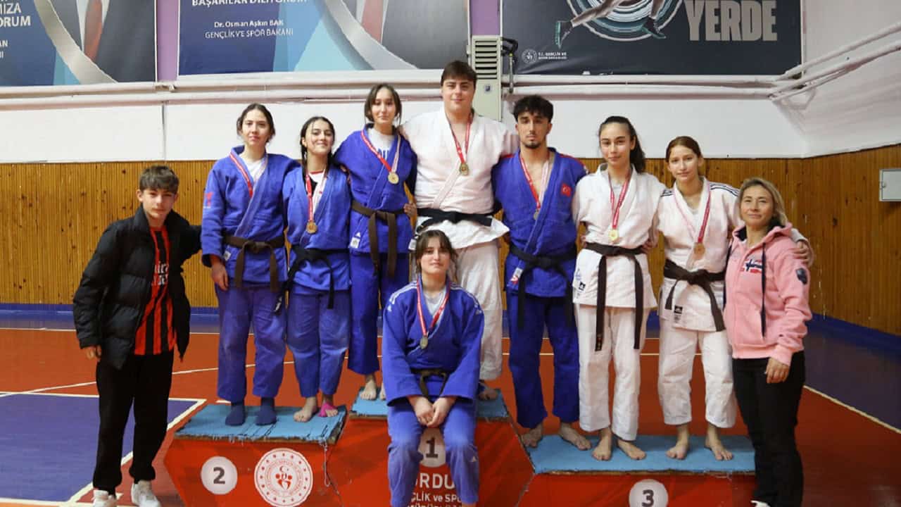 Ordu’da Gençler Judo İl Birinciliği Düzenlendi Ordu'da Okul Sporları Gençler Kız-Erkek Judo İl Birinciliği müsabakaları tamamlandı. Sporcular, derece elde etmeye çalışarak bölge şampiyonasına katılmak için mücadele ettiler. Ordu Gençlik ve Spor İl Müdürlüğü organizasyonunda yapılan Okul Sporları Gençler Judo İl Birinciliğinde dereceye giren sporcular ödüllendirildi. Ordu Altınordu Atatürk Spor Salonu'nda yapılan müsabakalara kız-erkek olmak üzere toplamda 68 sporcu katıldı. Dereceye giren sporculara madalyaları takdim edildi. Dereceye giren sporcular 21-22 Aralık 2024 tarihleri arasında Gümüşhane'de düzenlenecek Gençler Judo Grup müsabakalarında Ordu'yu temsil edecek.