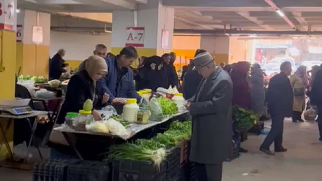 Ünye Çarşamba Pazarı’nda Sebze ve Meyve Bolluğu