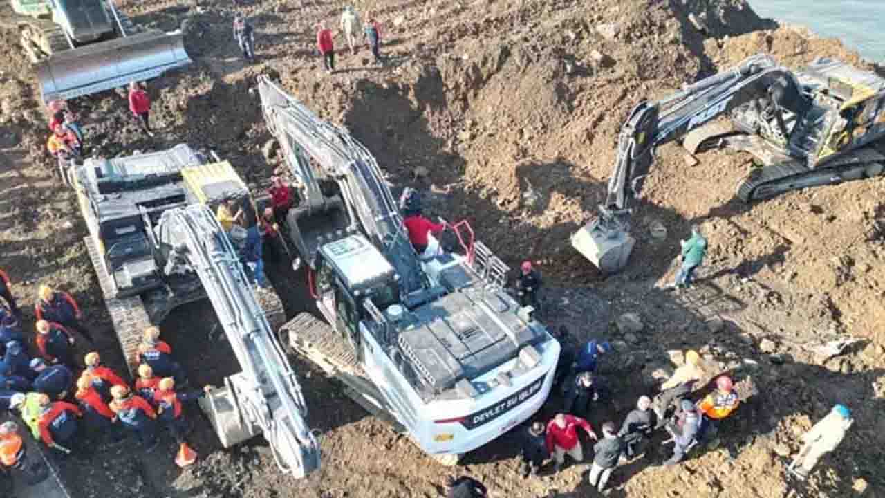 Karadeniz Sahil Yolu'nda Heyelan: 4 Genç Hayatını Kaybetti