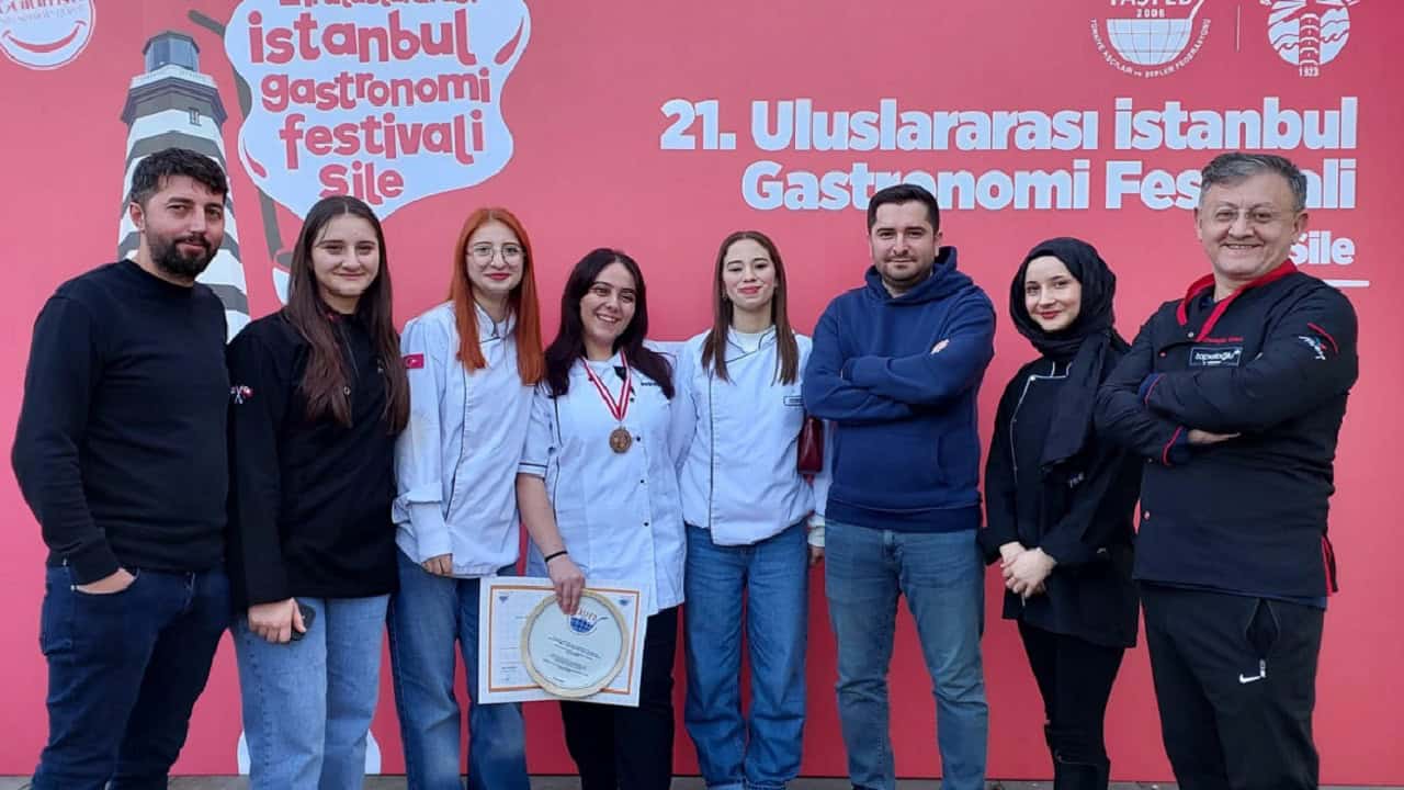 Ünye Kız Meslek Lisesi Öğrencilerinden İstanbul’da Sektör Gezisi ve Madalya Başarısı