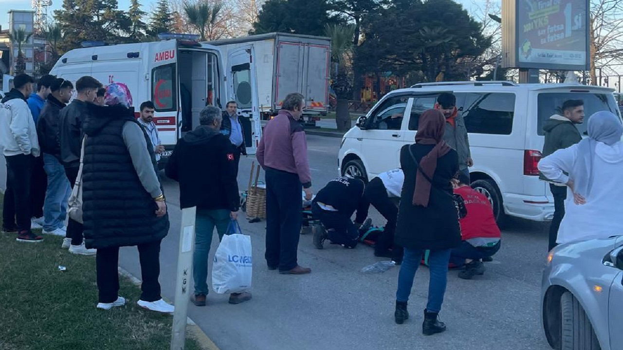 Simit Satıcısına Çarpan Araç, Fatsa Meydanını Karıştırdı