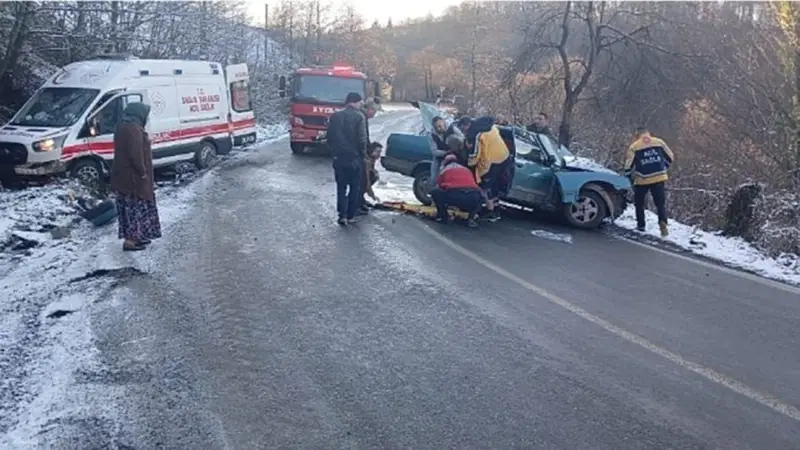 Ambulans ile Otomobil Çarpıştı: 2 Yaralı